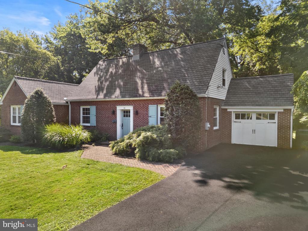10 MADELYN AVENUE