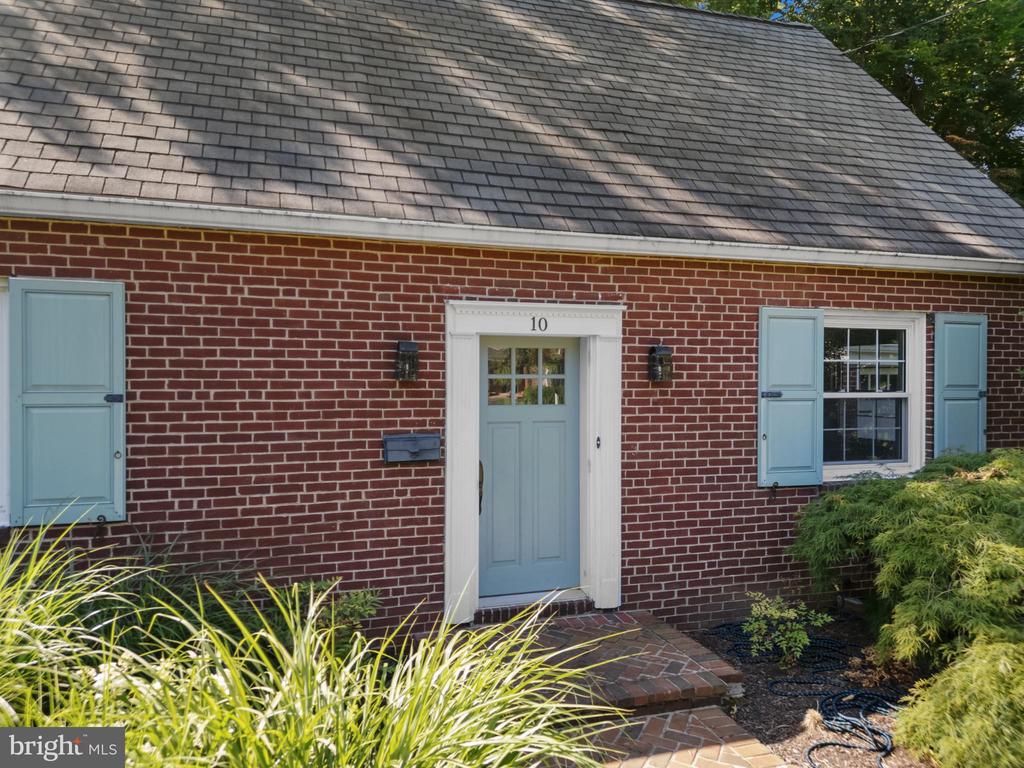 10 MADELYN AVENUE