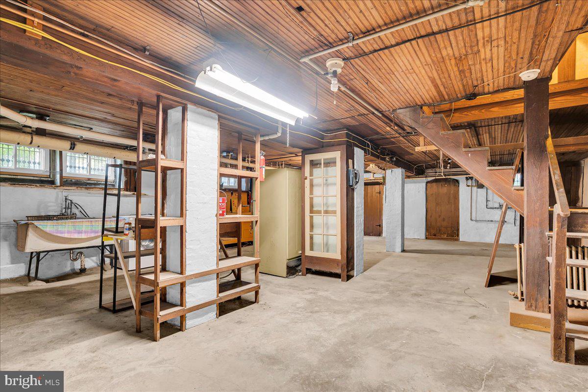 2100 WOODLAWN AVENUE