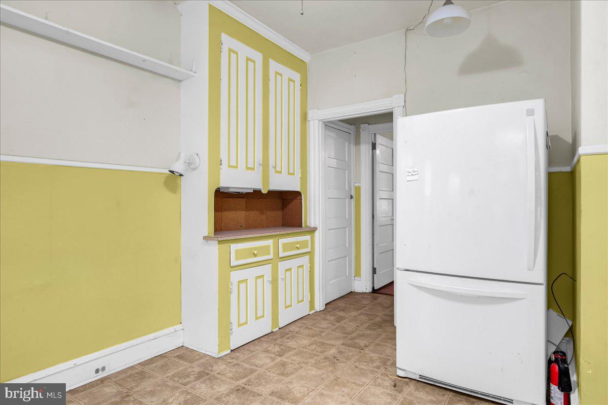 2100 WOODLAWN AVENUE