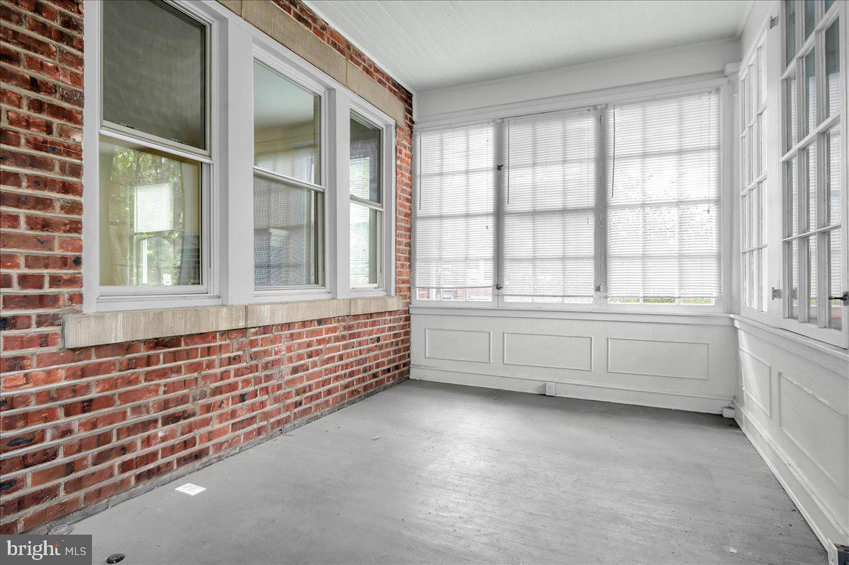 2100 WOODLAWN AVENUE