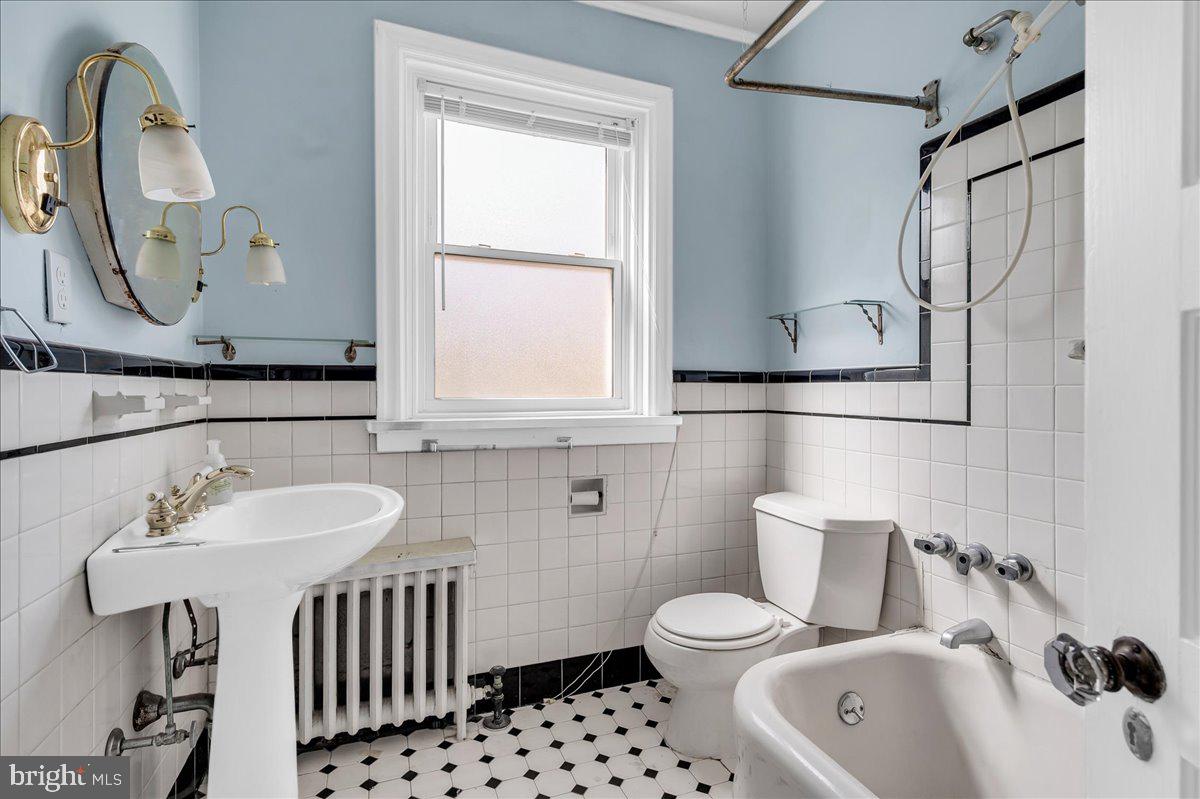 2100 WOODLAWN AVENUE