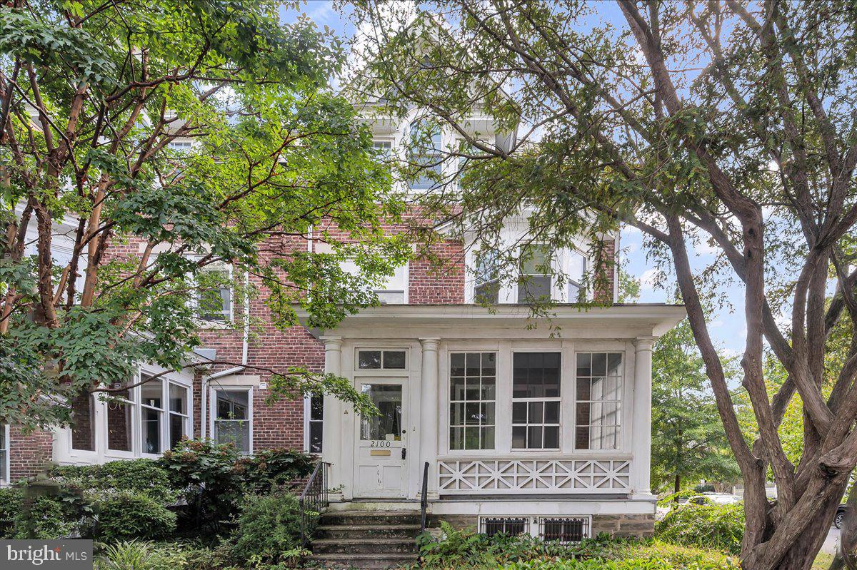 2100 WOODLAWN AVENUE