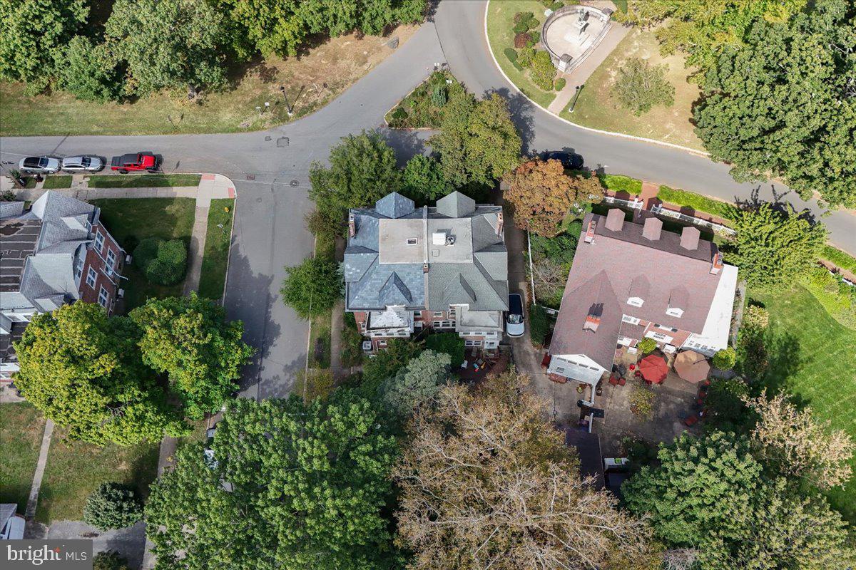 2100 WOODLAWN AVENUE