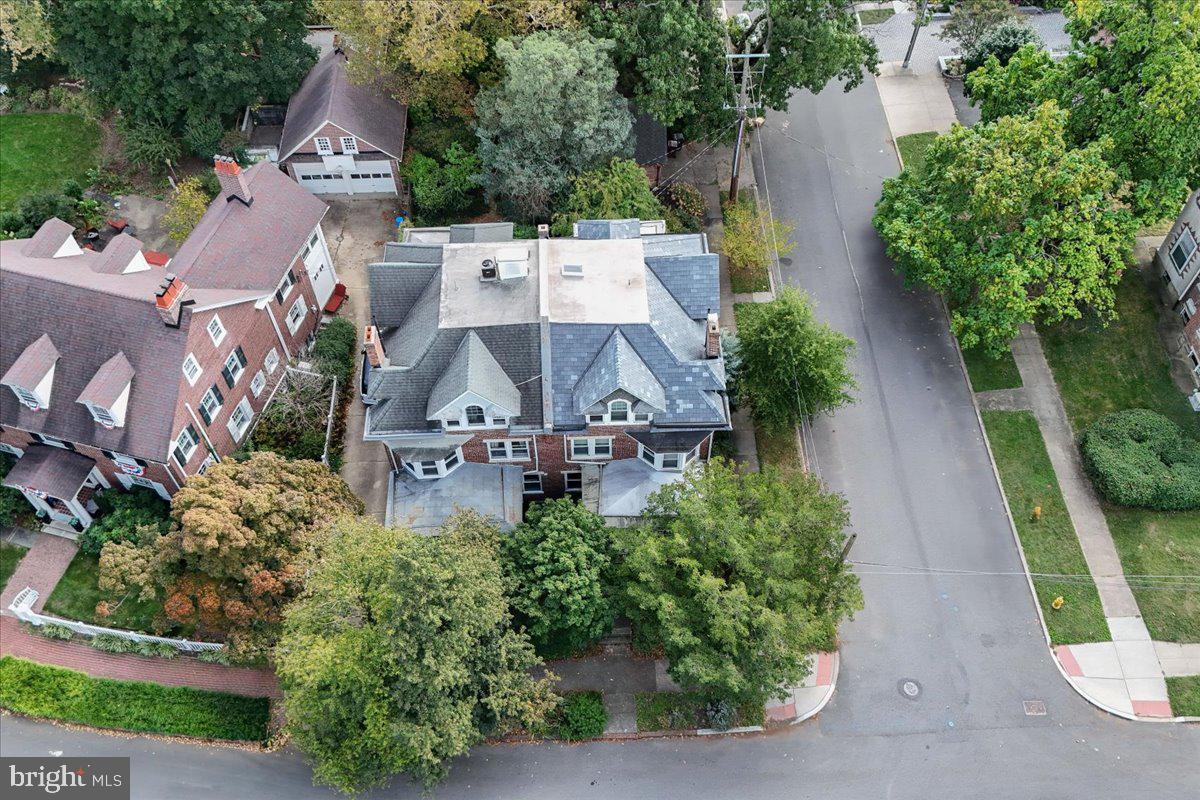 2100 WOODLAWN AVENUE