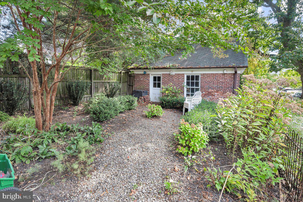 2100 WOODLAWN AVENUE