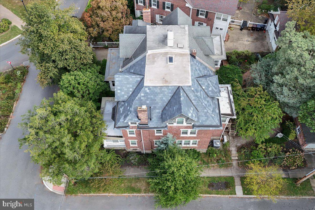 2100 WOODLAWN AVENUE