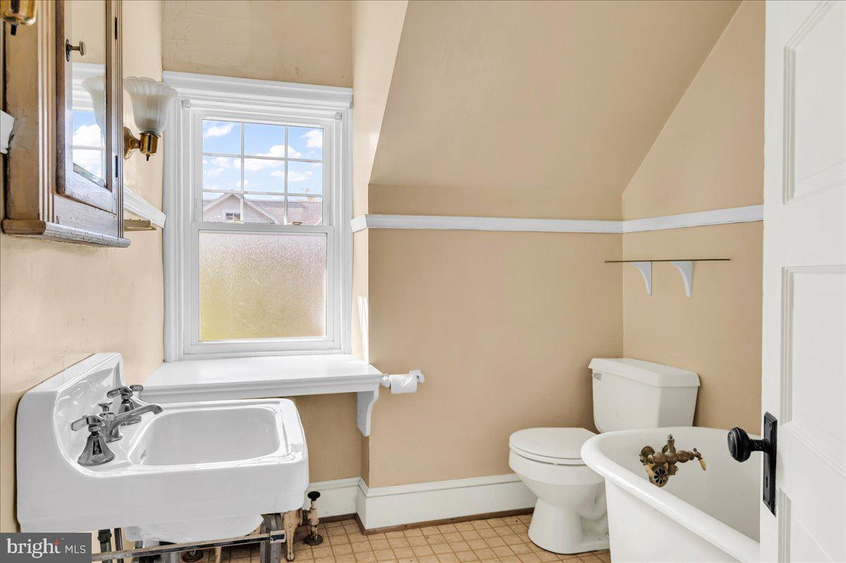 2100 WOODLAWN AVENUE