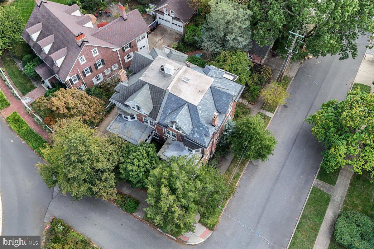 2100 WOODLAWN AVENUE