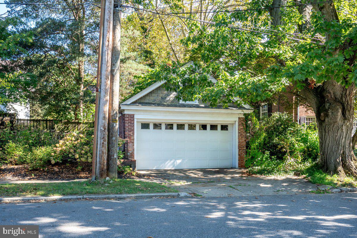 2100 WOODLAWN AVENUE