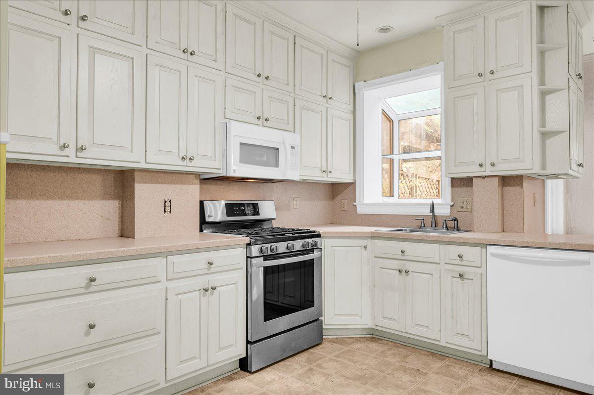 2100 WOODLAWN AVENUE