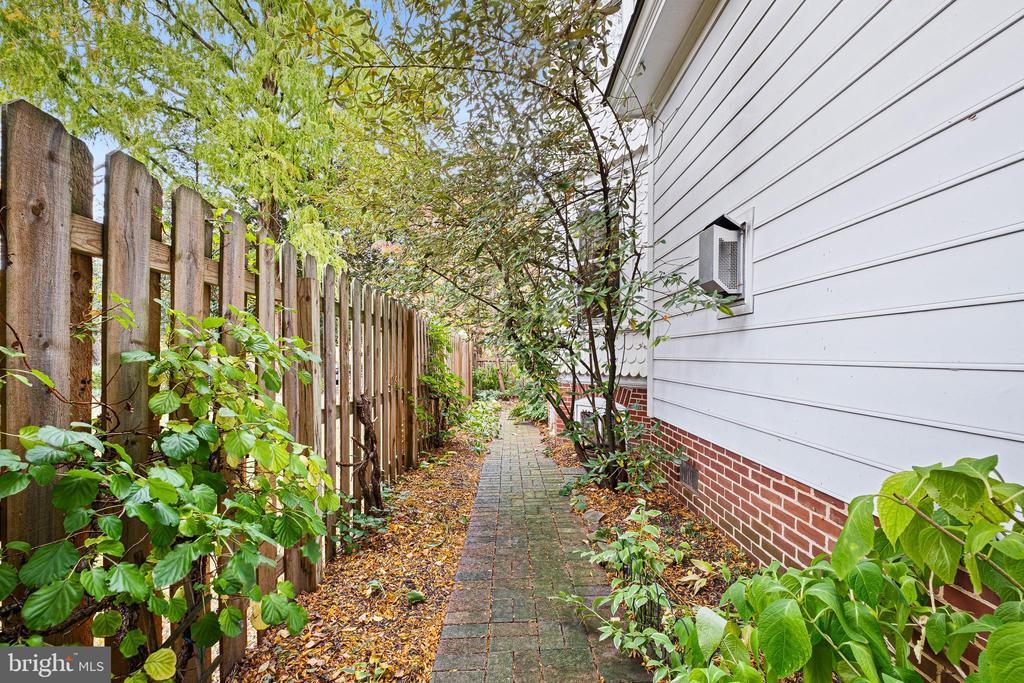 2314 WILLARD STREET