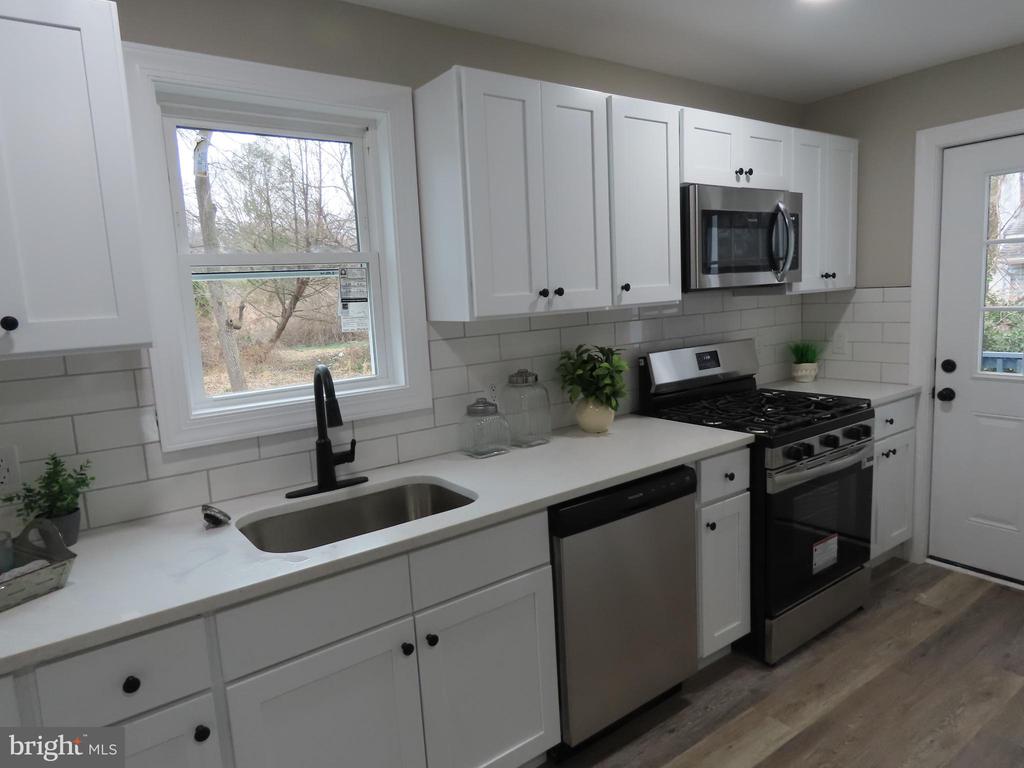 2321 DIAMOND STREET