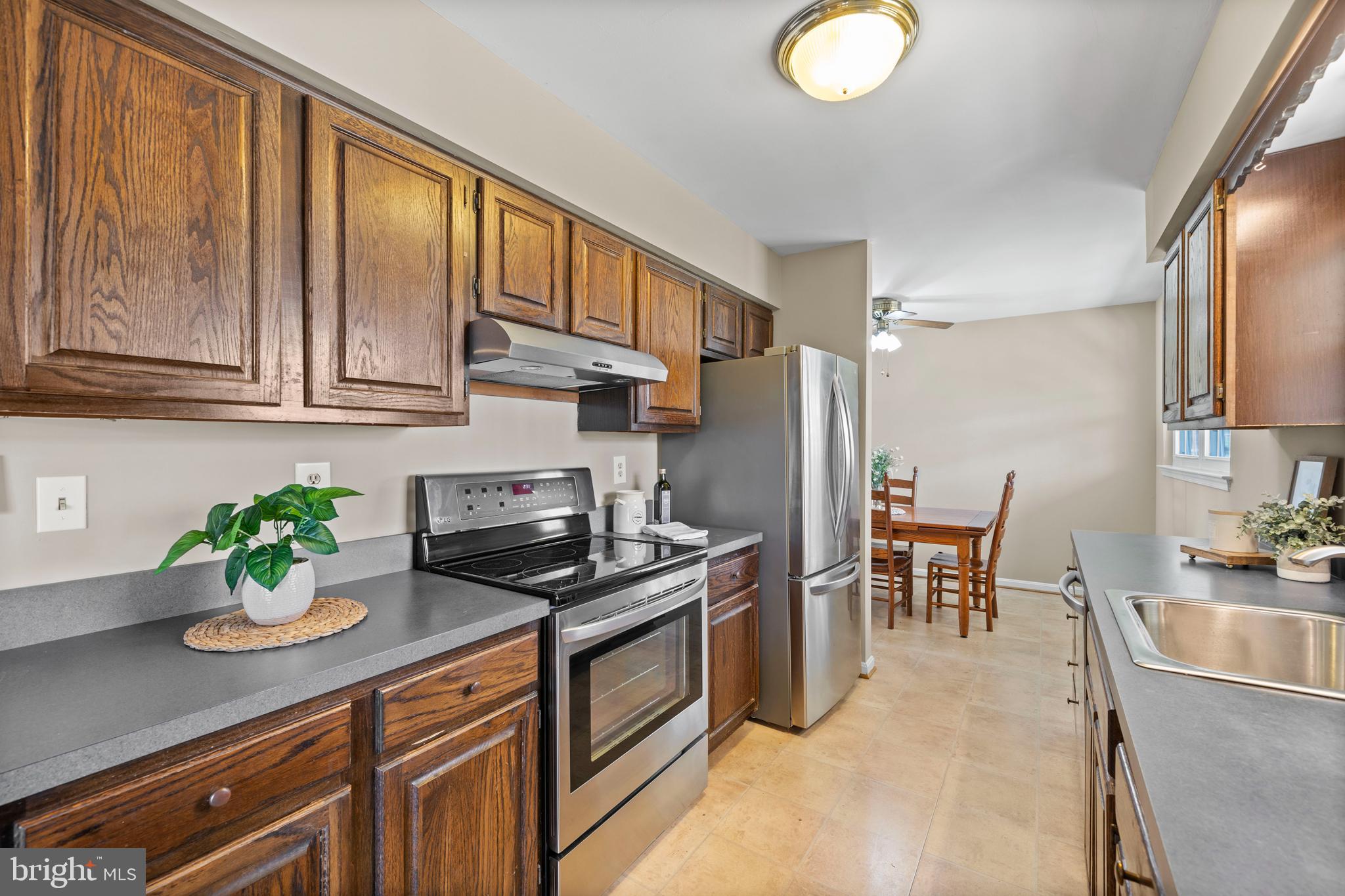 9809 EMPIRE COURT