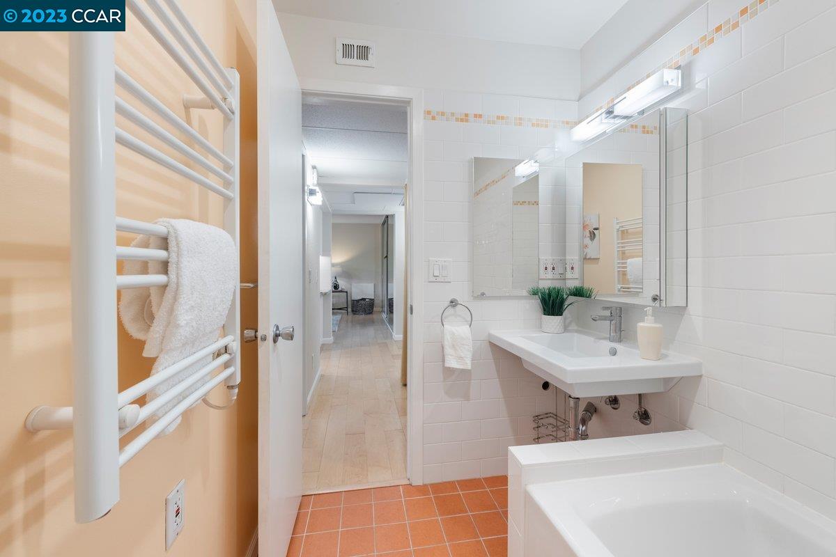 490 N Civic Dr Unit: 304