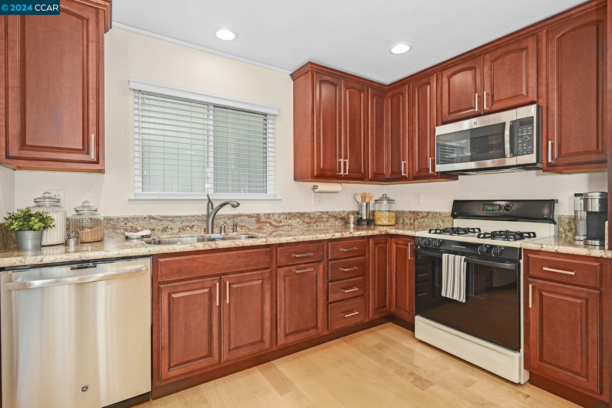 7405 Rolling Hills Cir