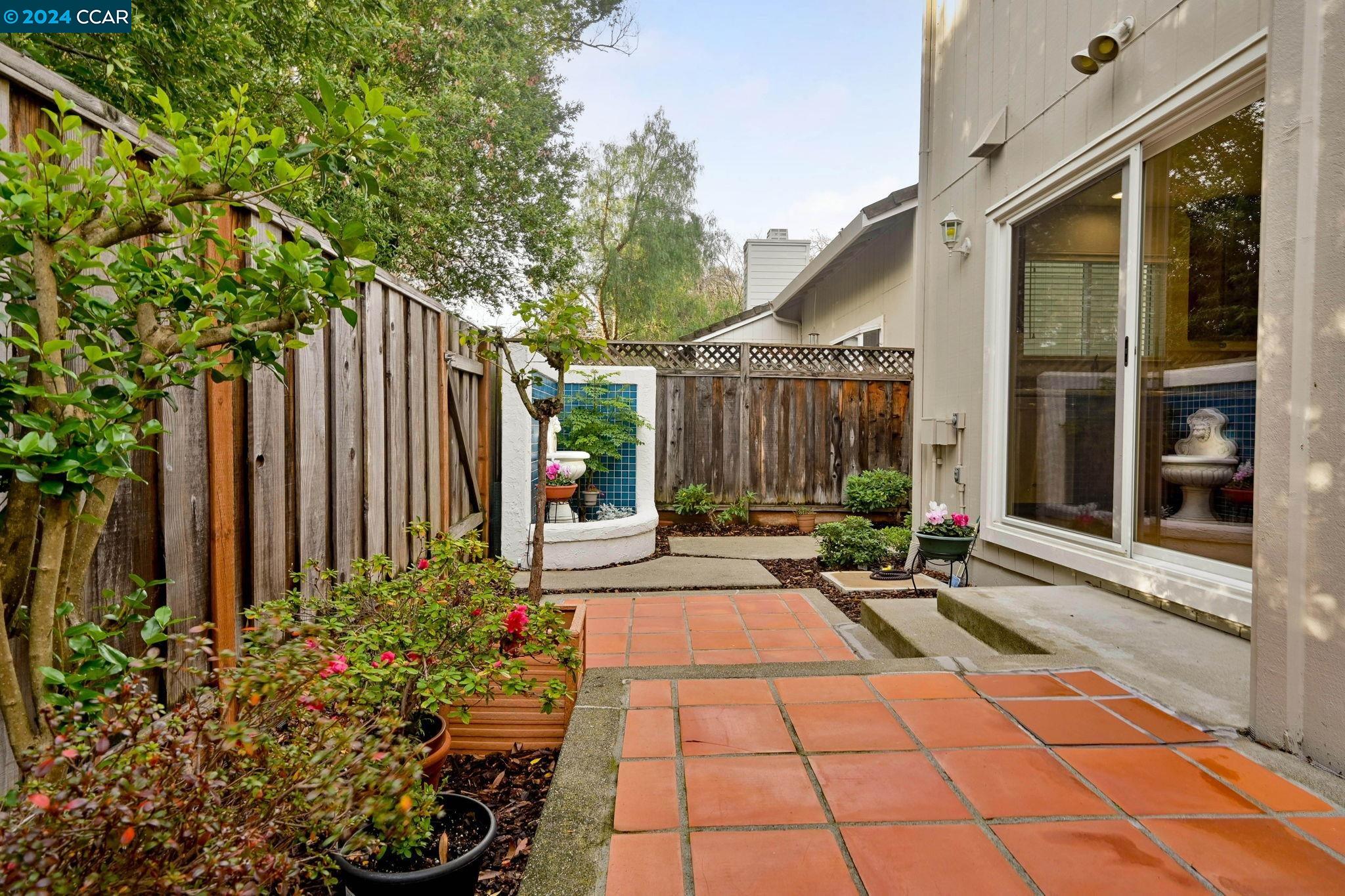 7405 Rolling Hills Cir