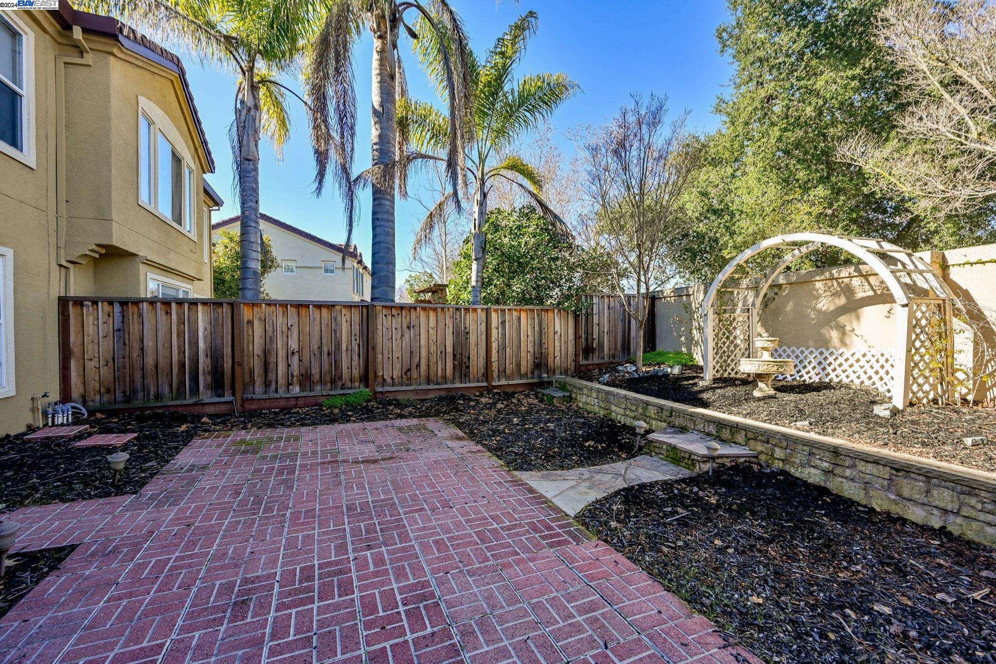 239 Plumpointe Ln