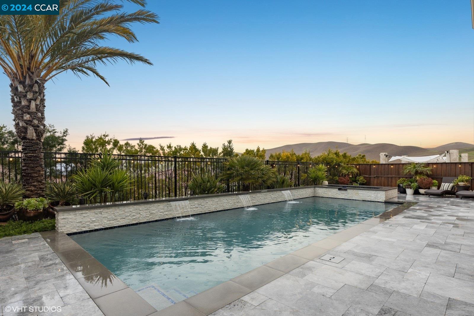 2887 Tulare Hills Dr