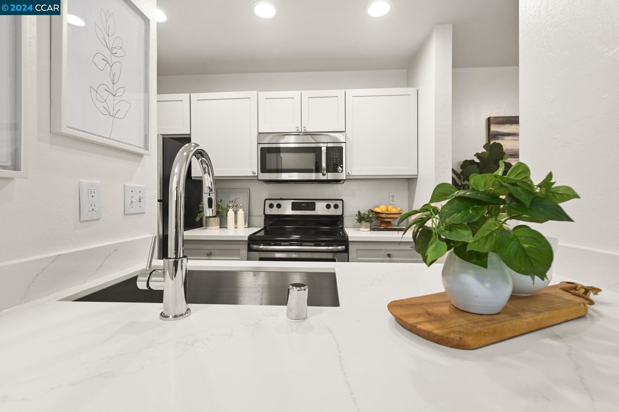 3173 Wayside Plz # 211