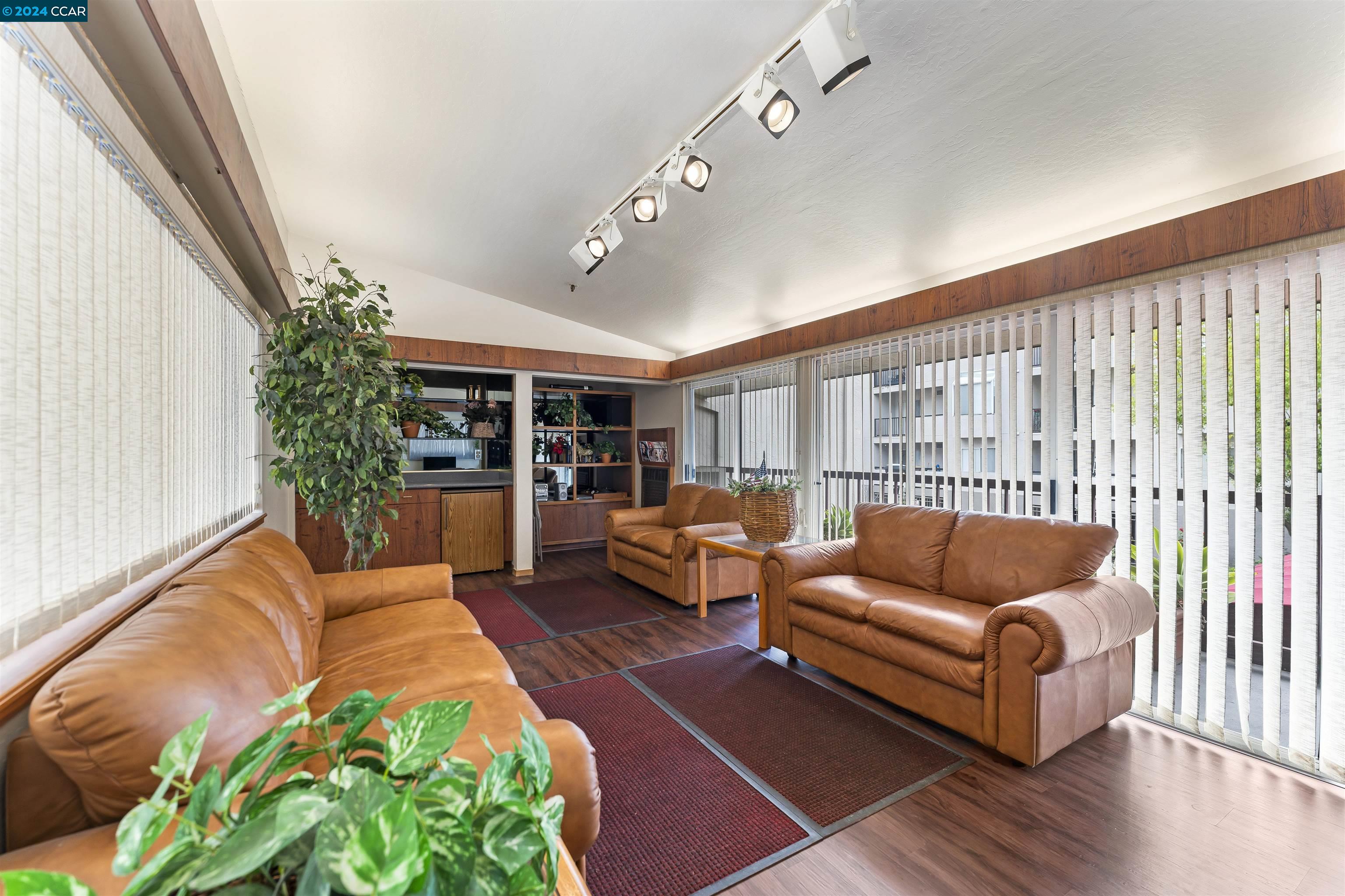 3173 Wayside Plaza # 204