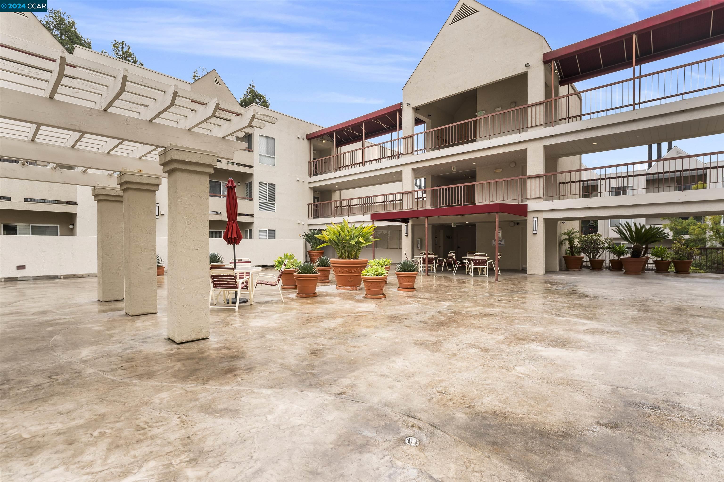 3173 Wayside Plaza # 204