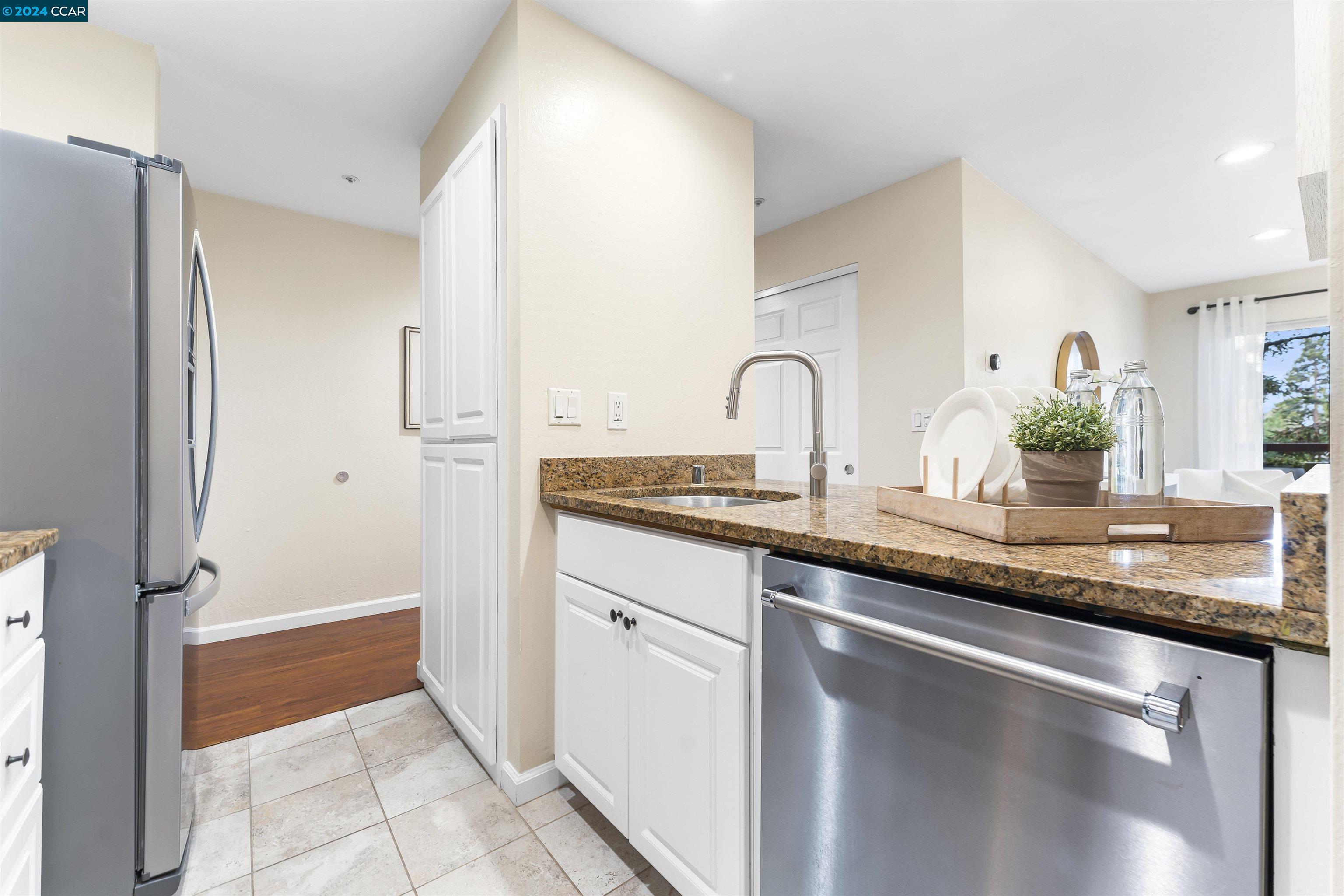 3173 Wayside Plaza # 204