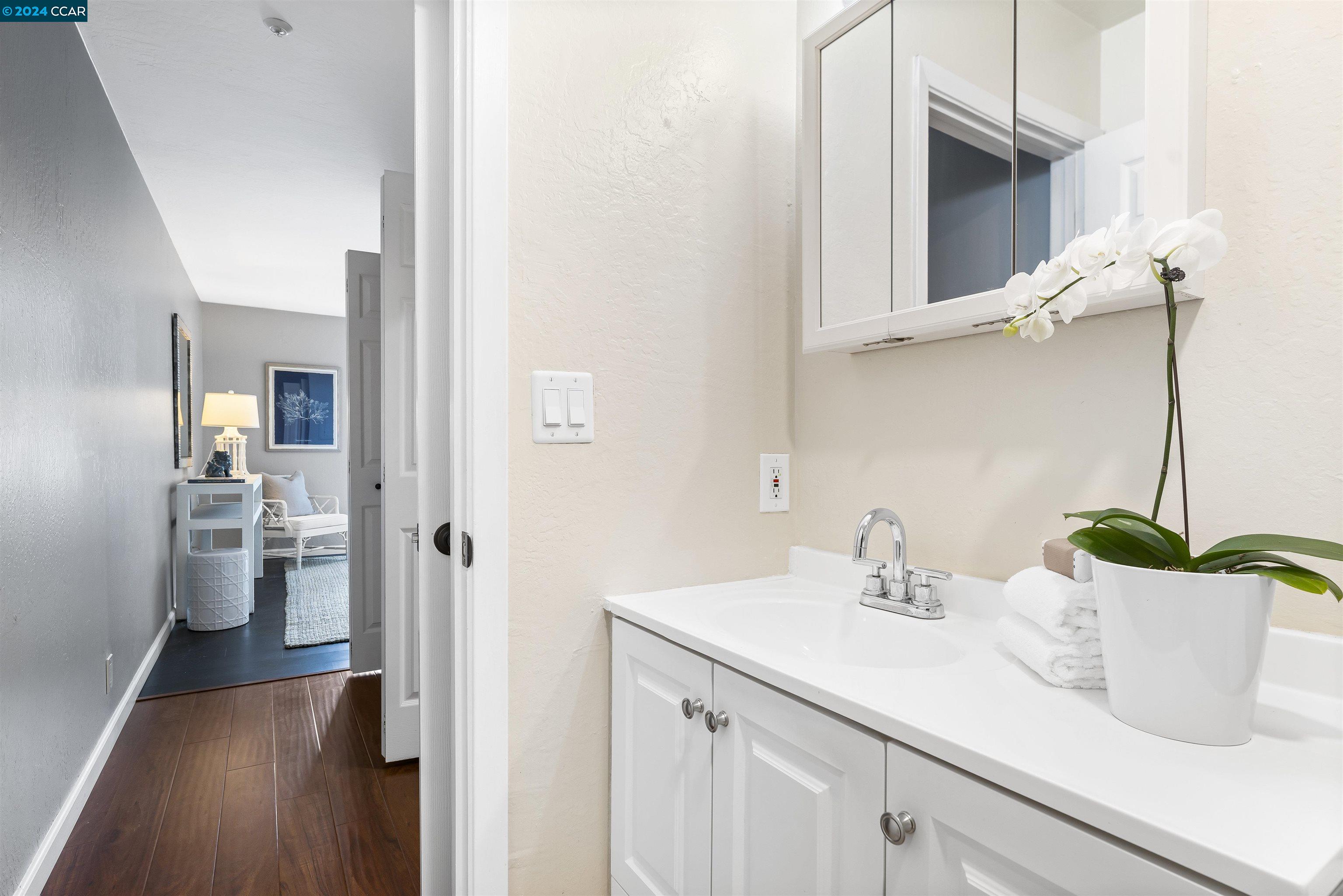 3173 Wayside Plaza # 204