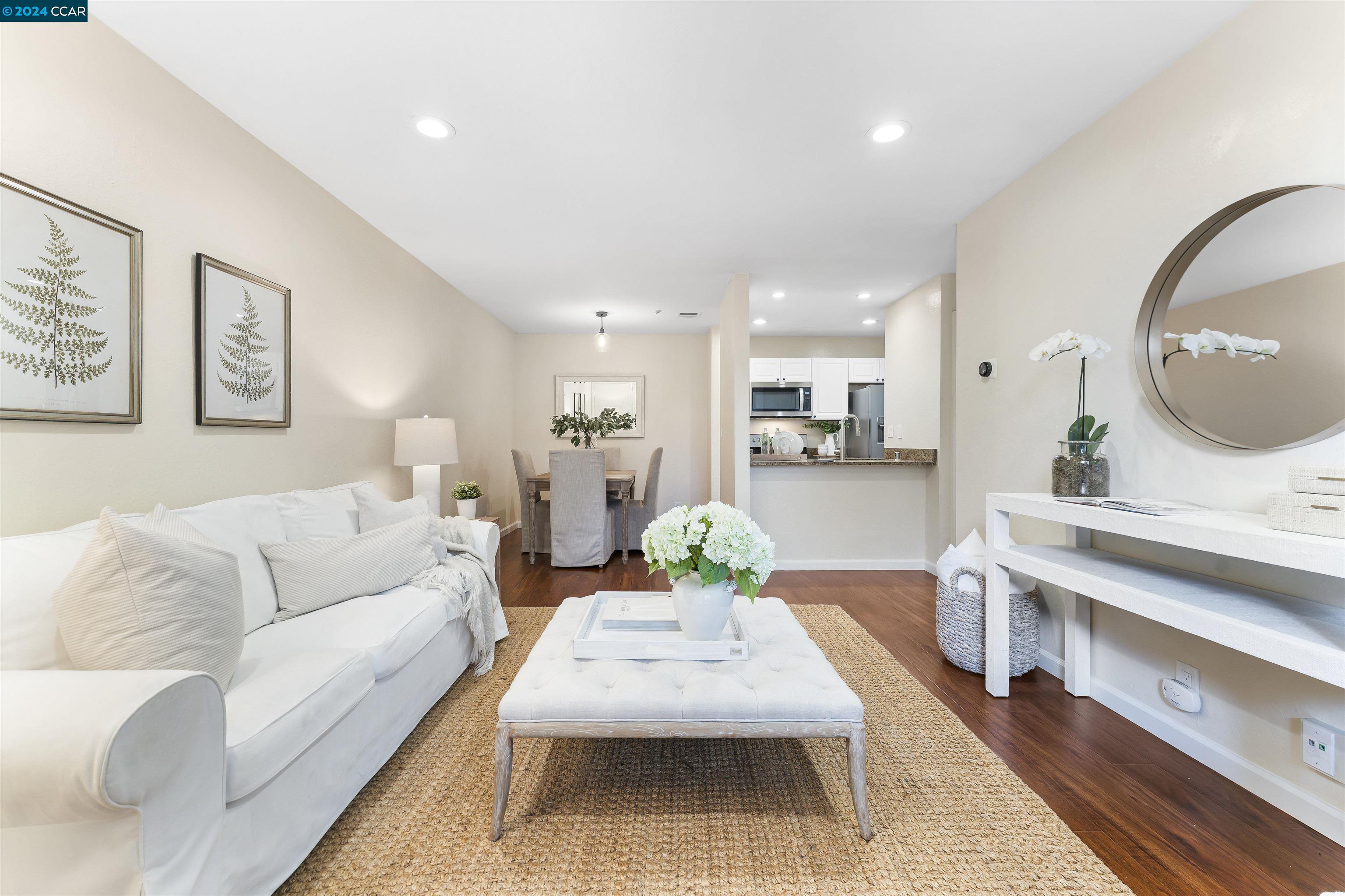 3173 Wayside Plaza # 204