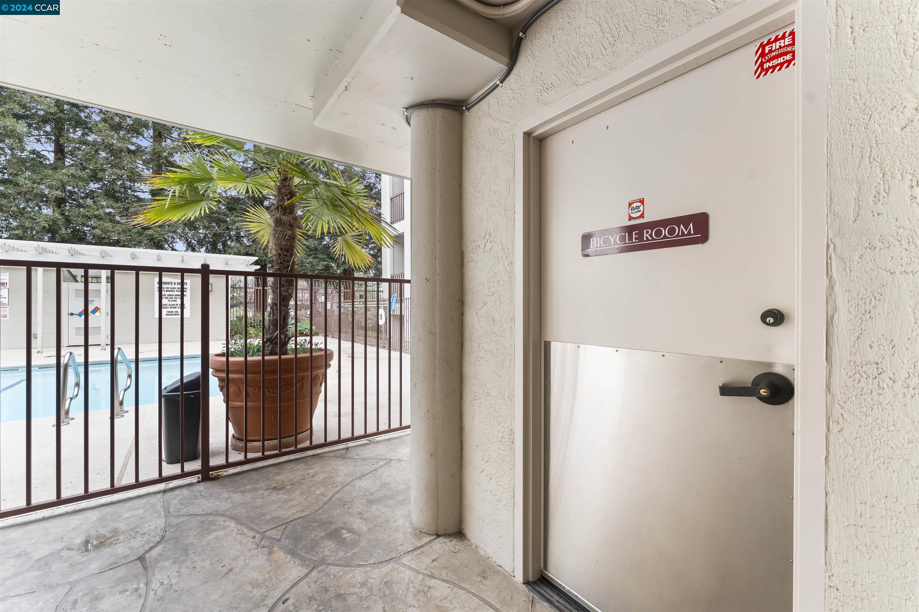 3173 Wayside Plaza # 204