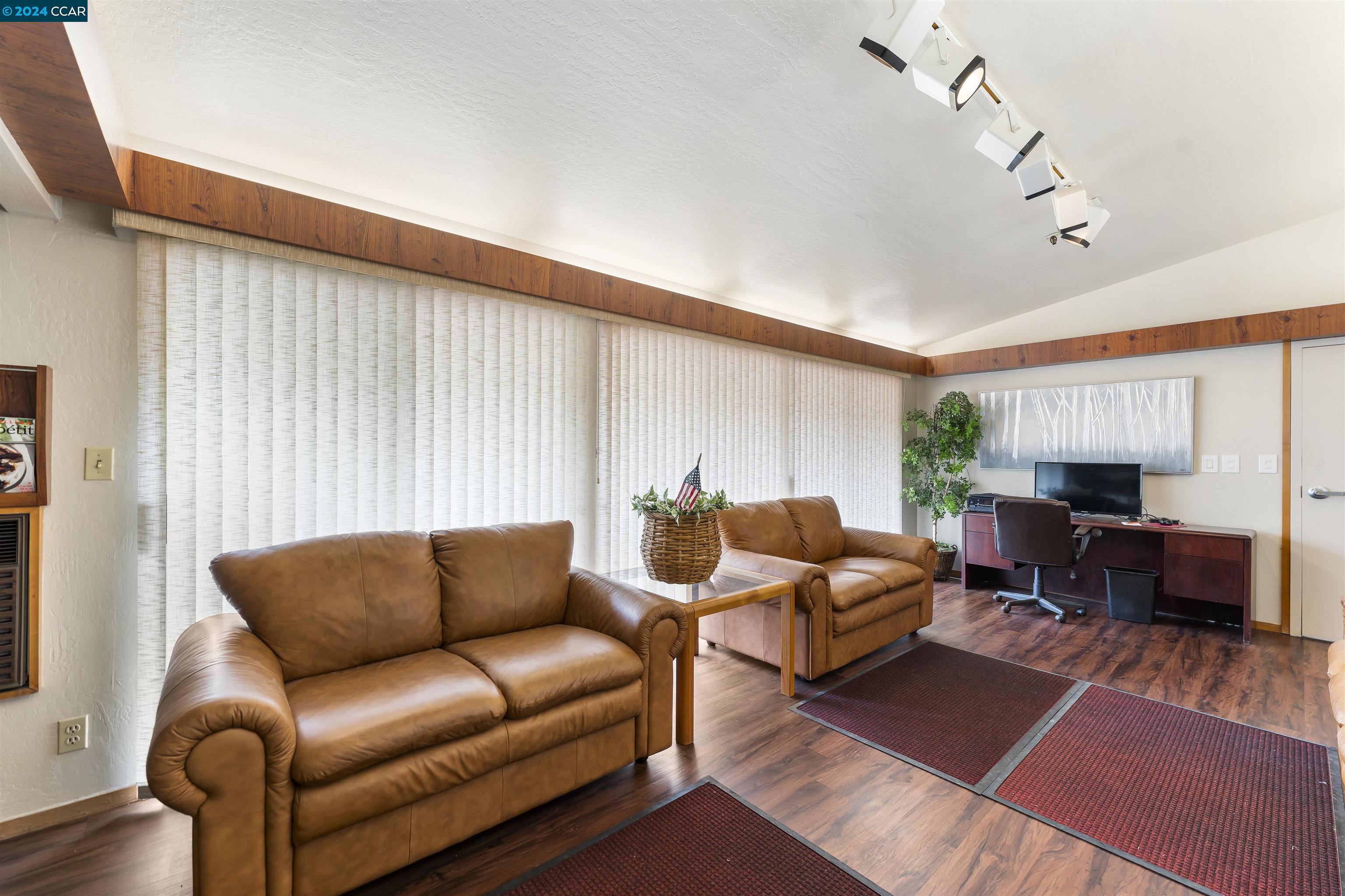 3173 Wayside Plaza # 204