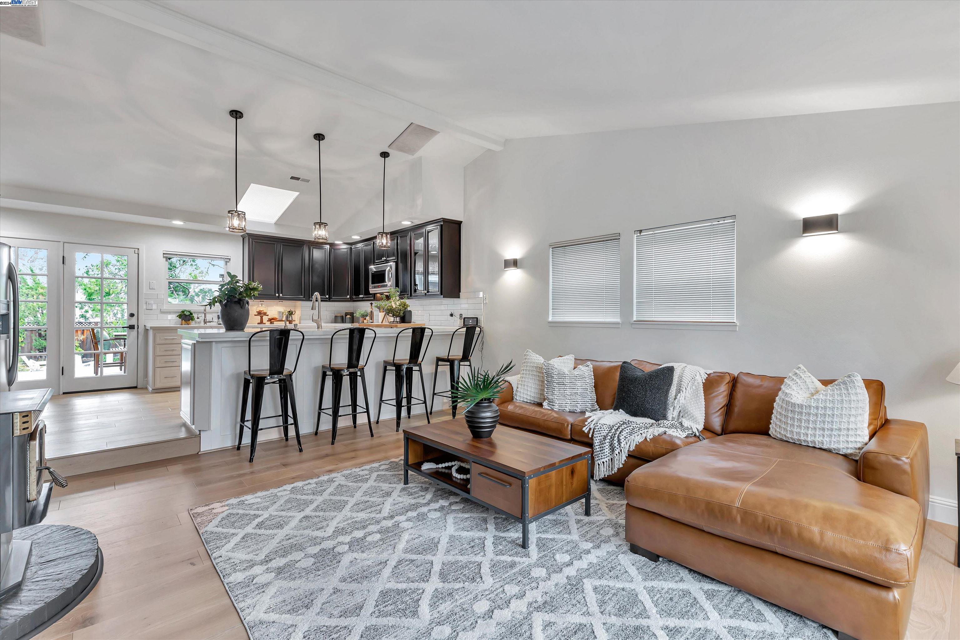 180 Lucinda Ln