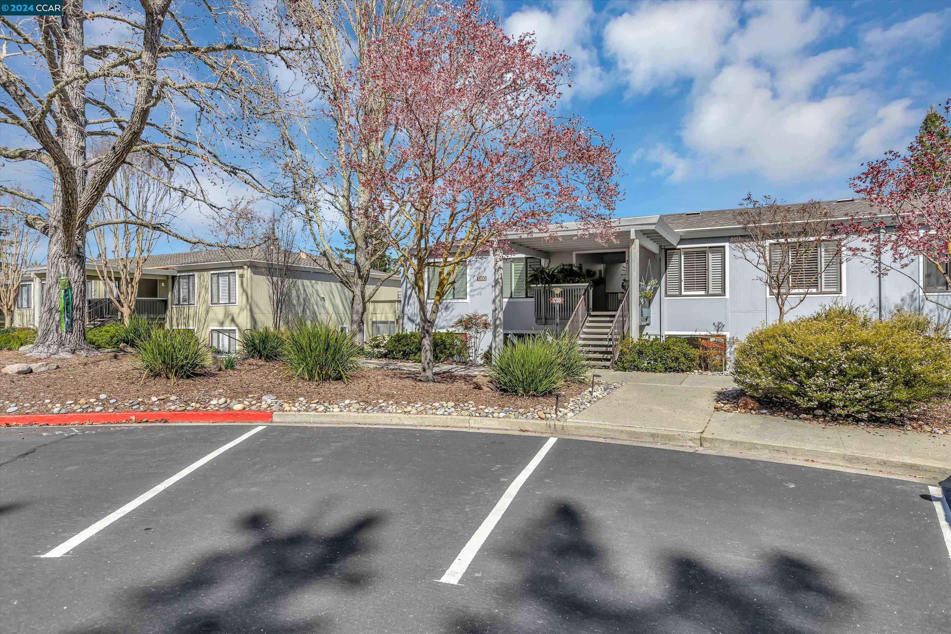 1200 Fairlawn Ct # 4