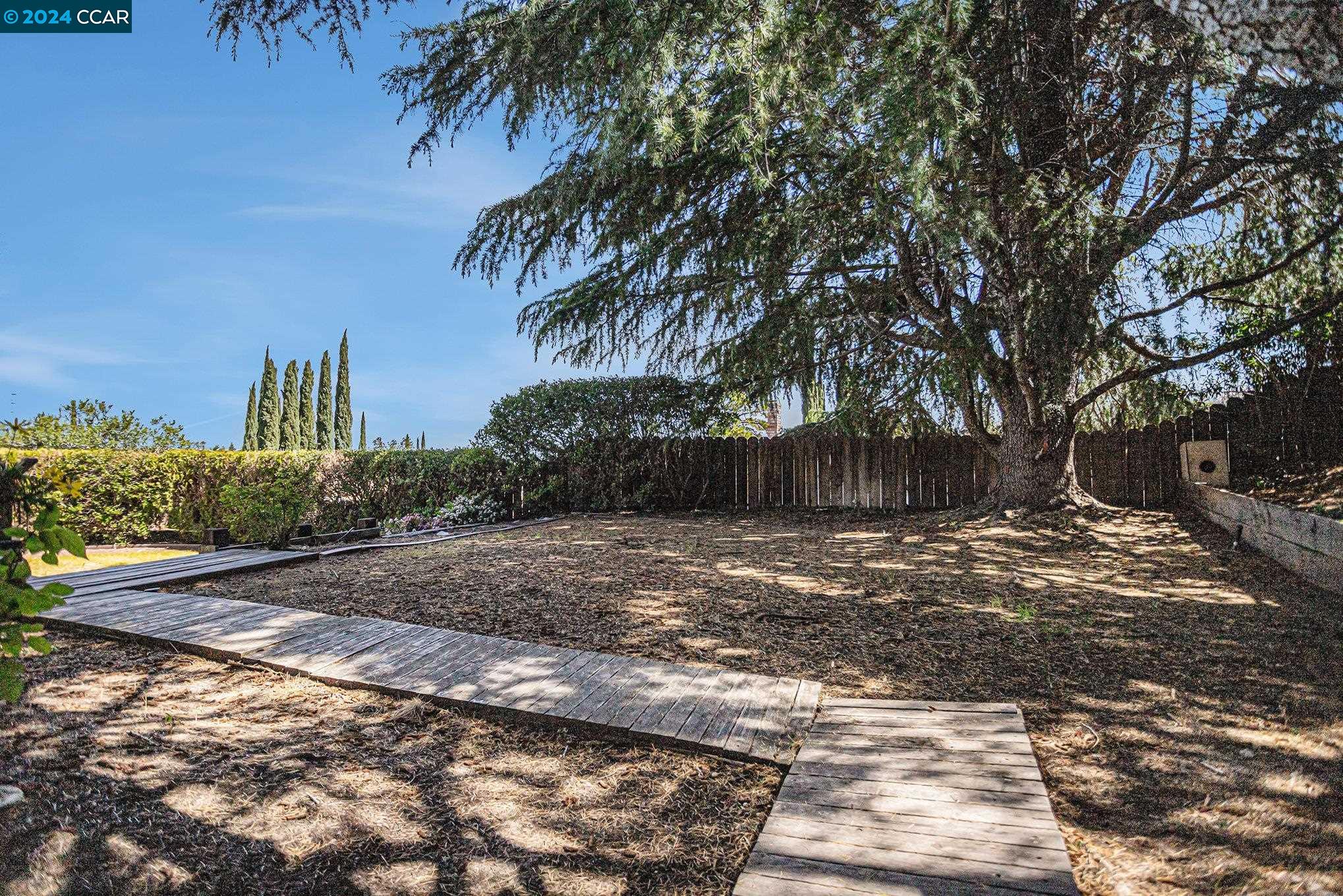 2374 Peachtree Cir