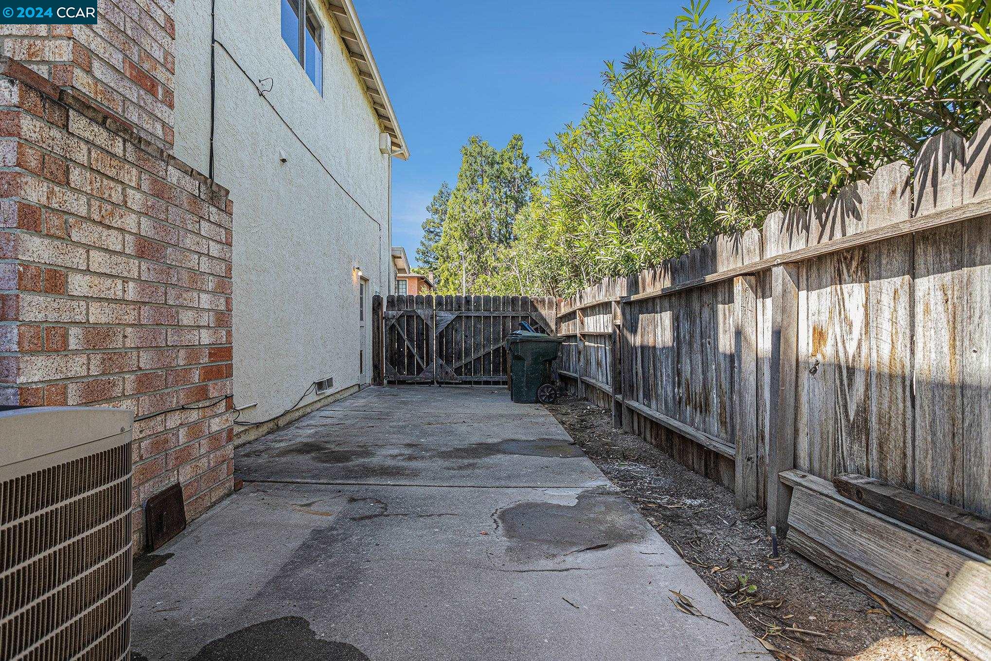 2374 Peachtree Cir