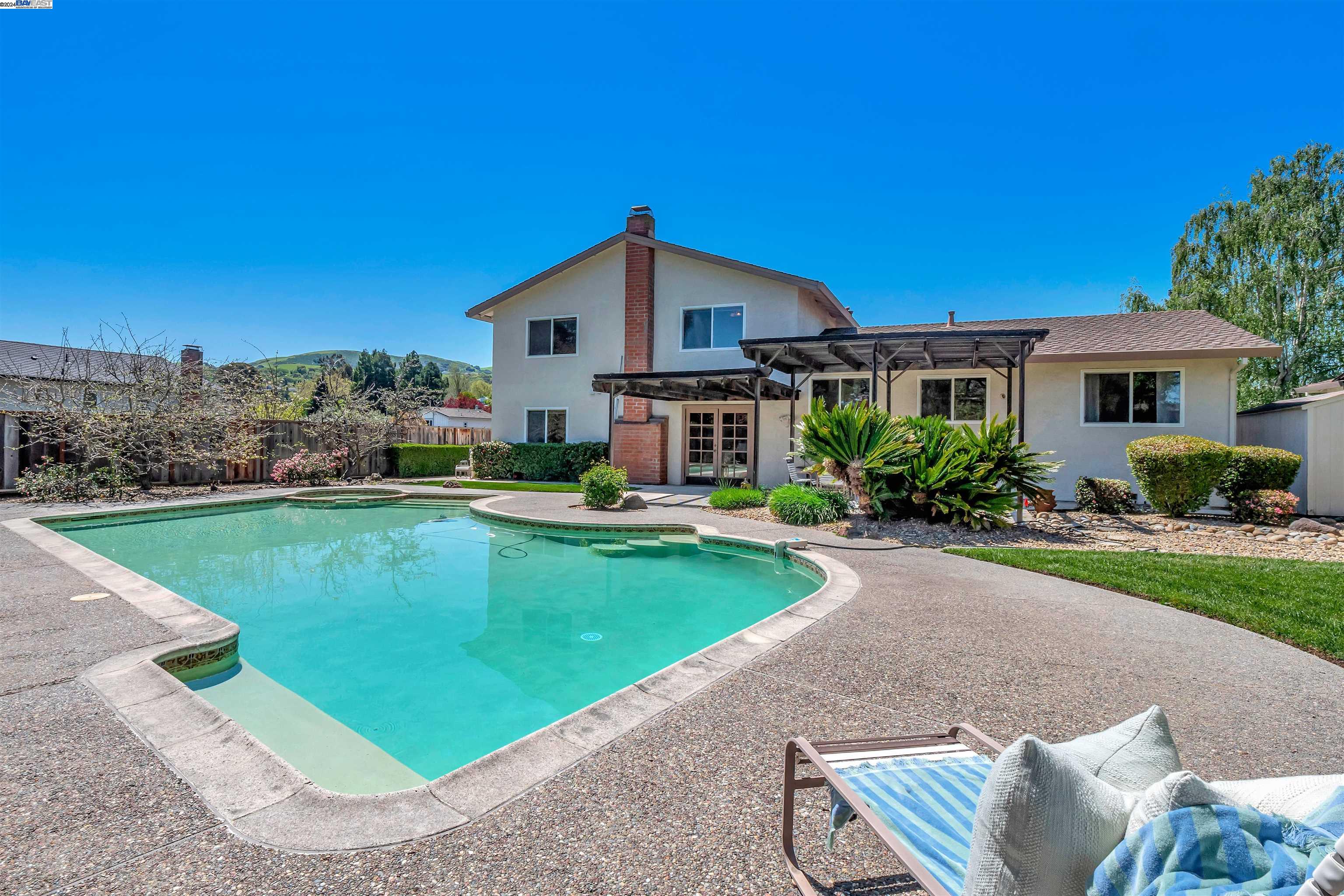485 Santander Dr