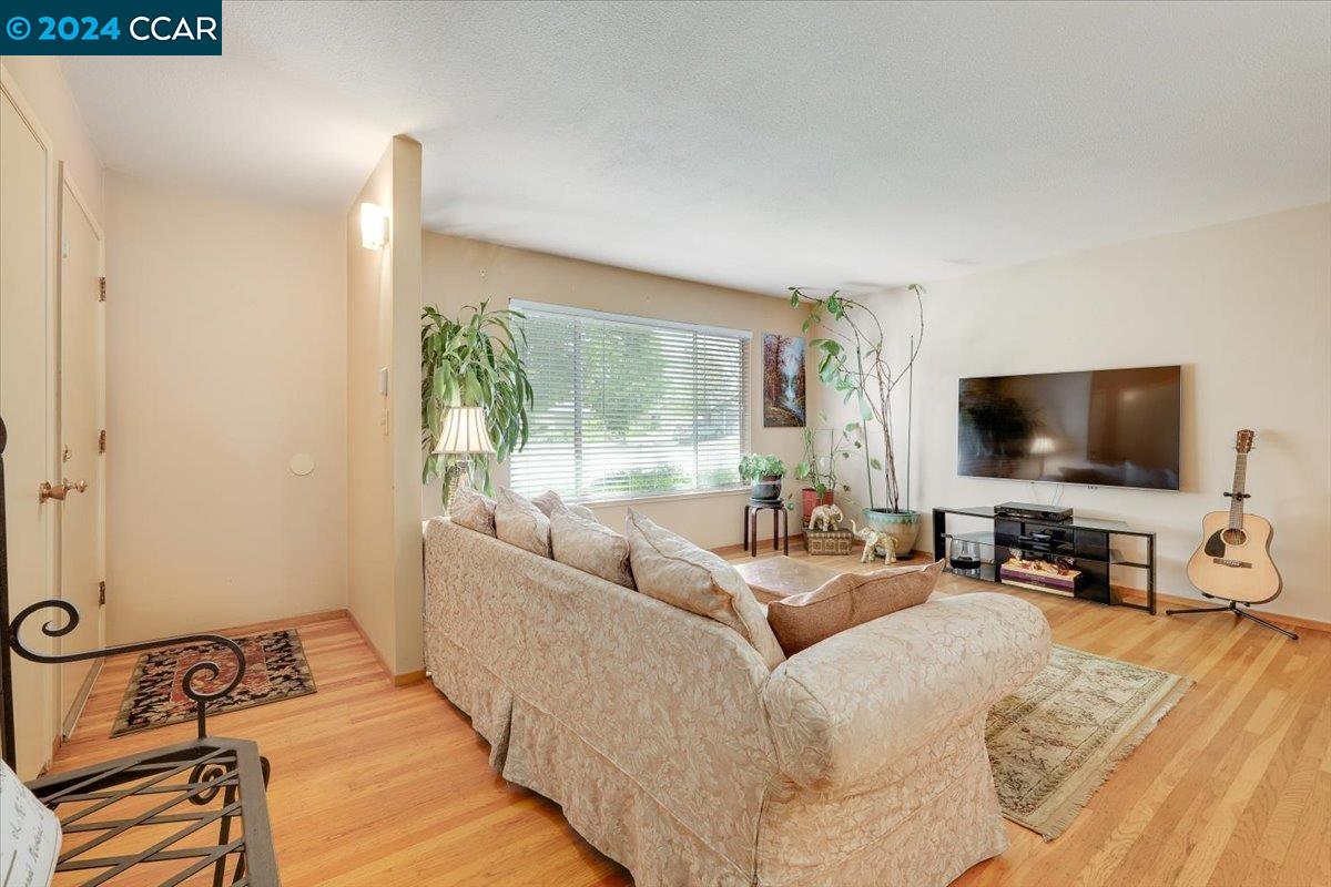 919 Larkspur Ave