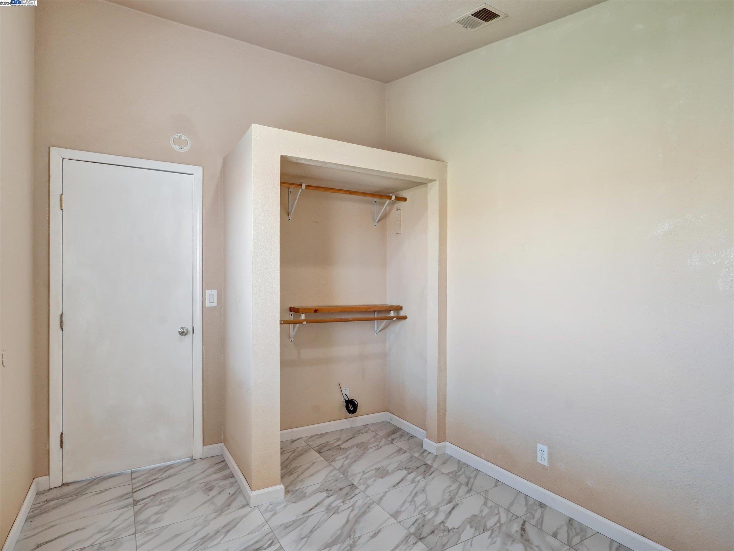 255 Hawthorne Dr