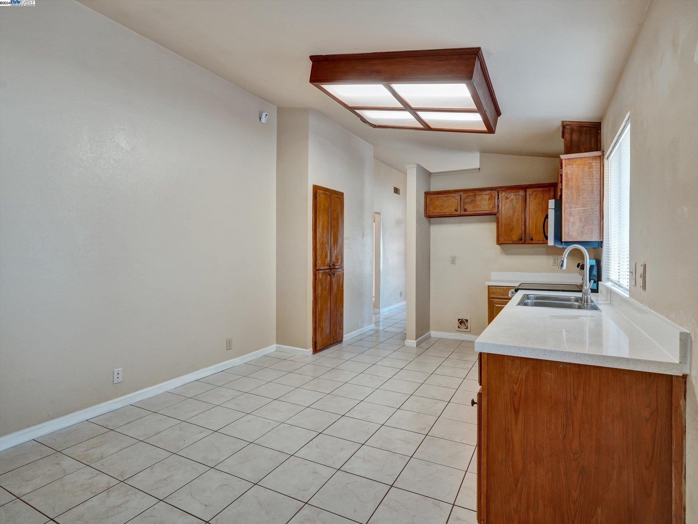 255 Hawthorne Dr