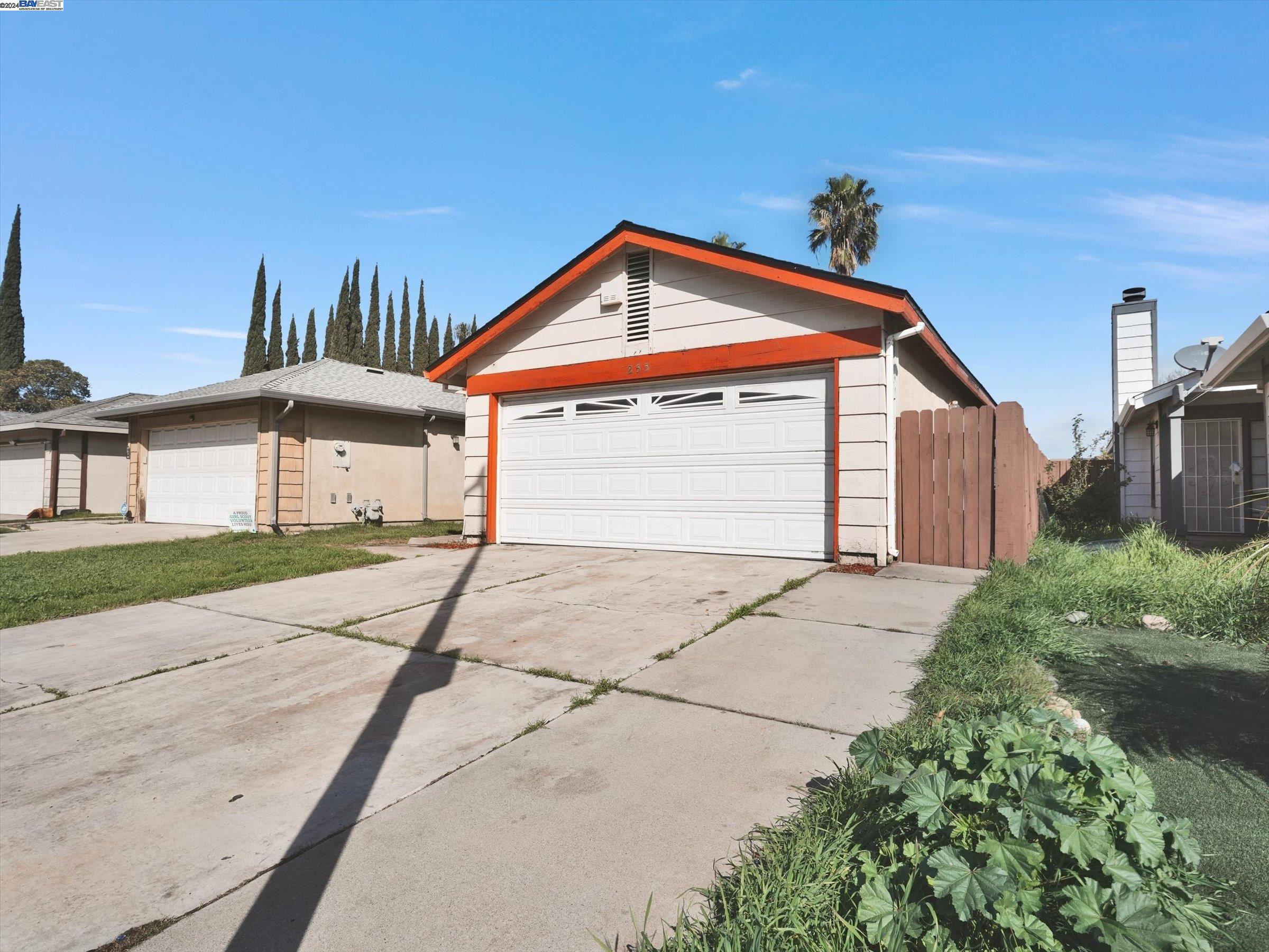 255 Hawthorne Dr
