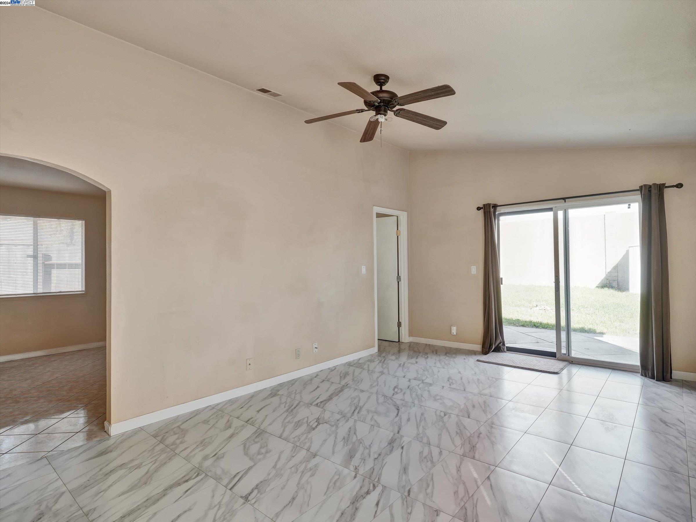 255 Hawthorne Dr