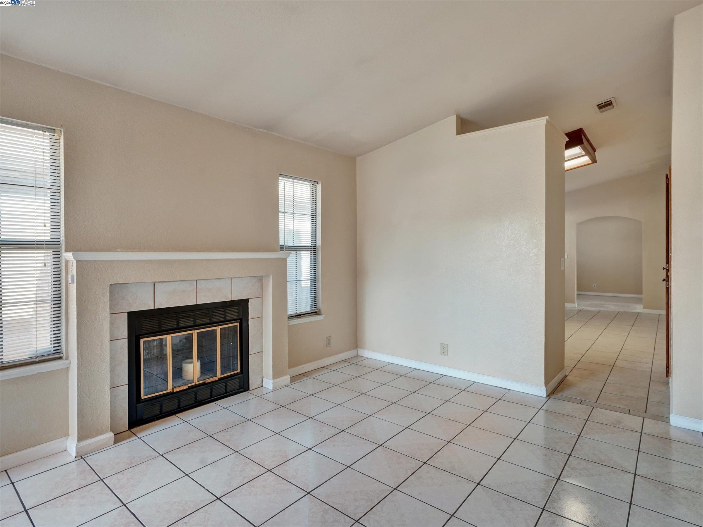 255 Hawthorne Dr