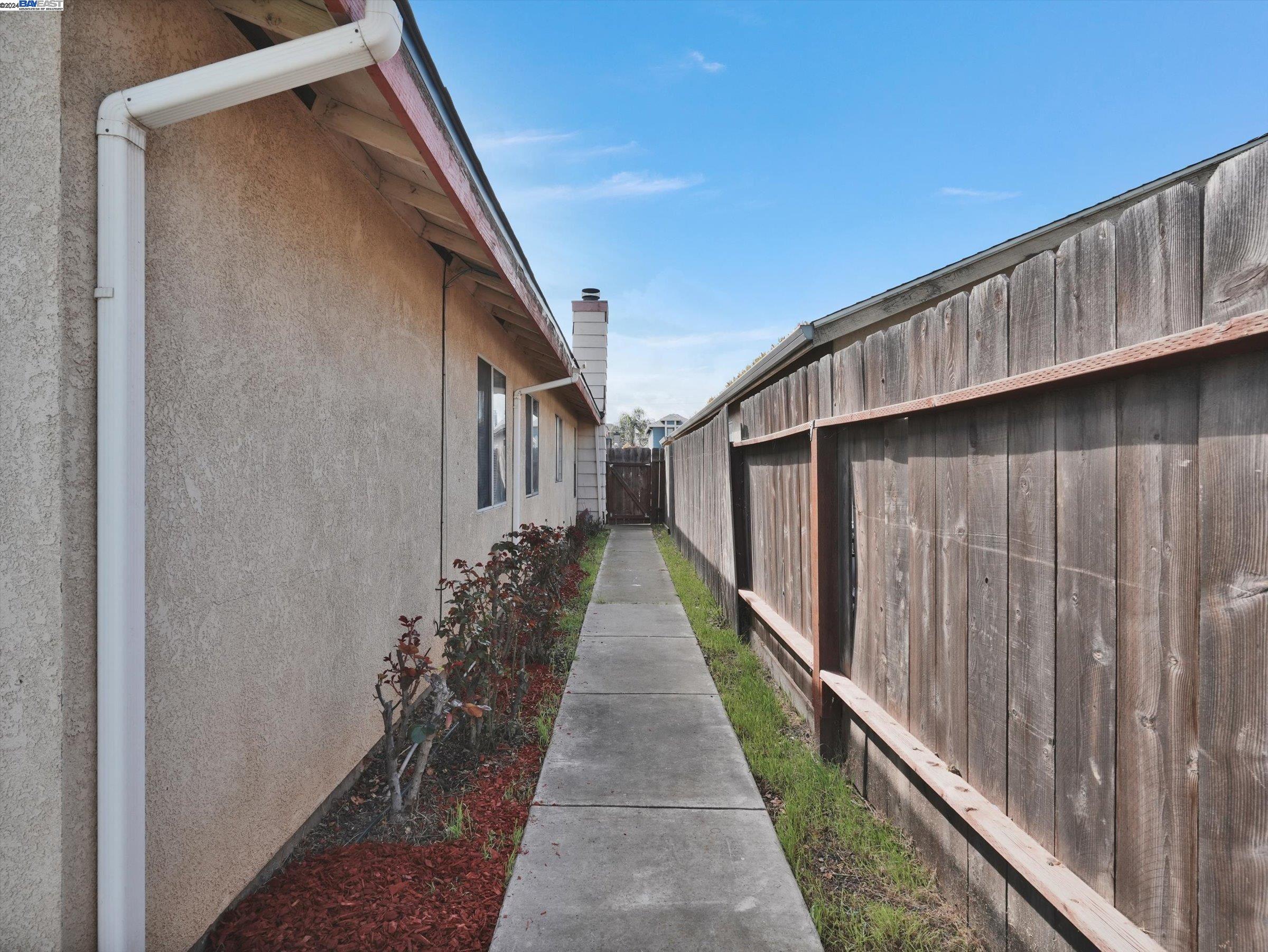255 Hawthorne Dr