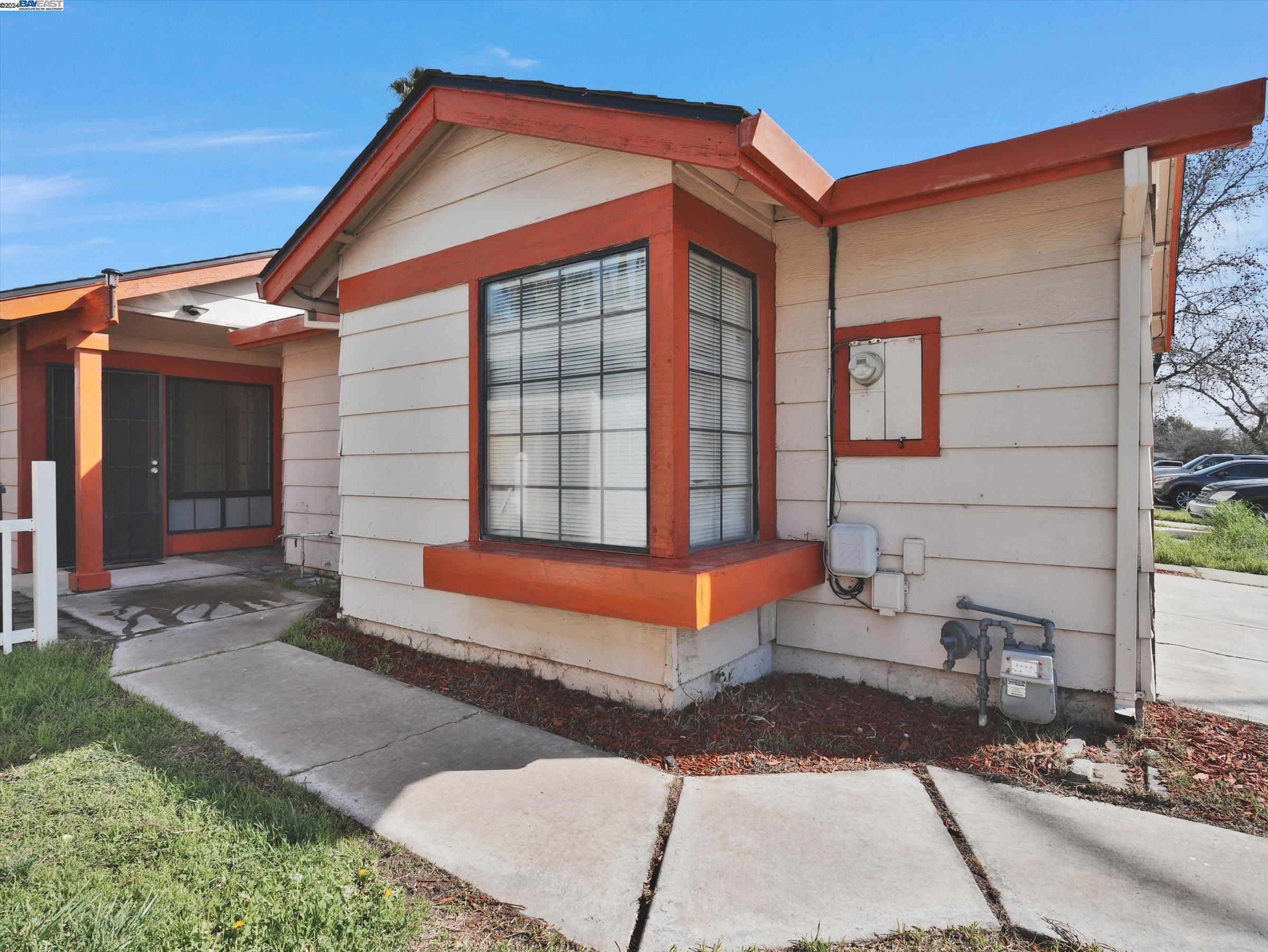 255 Hawthorne Dr