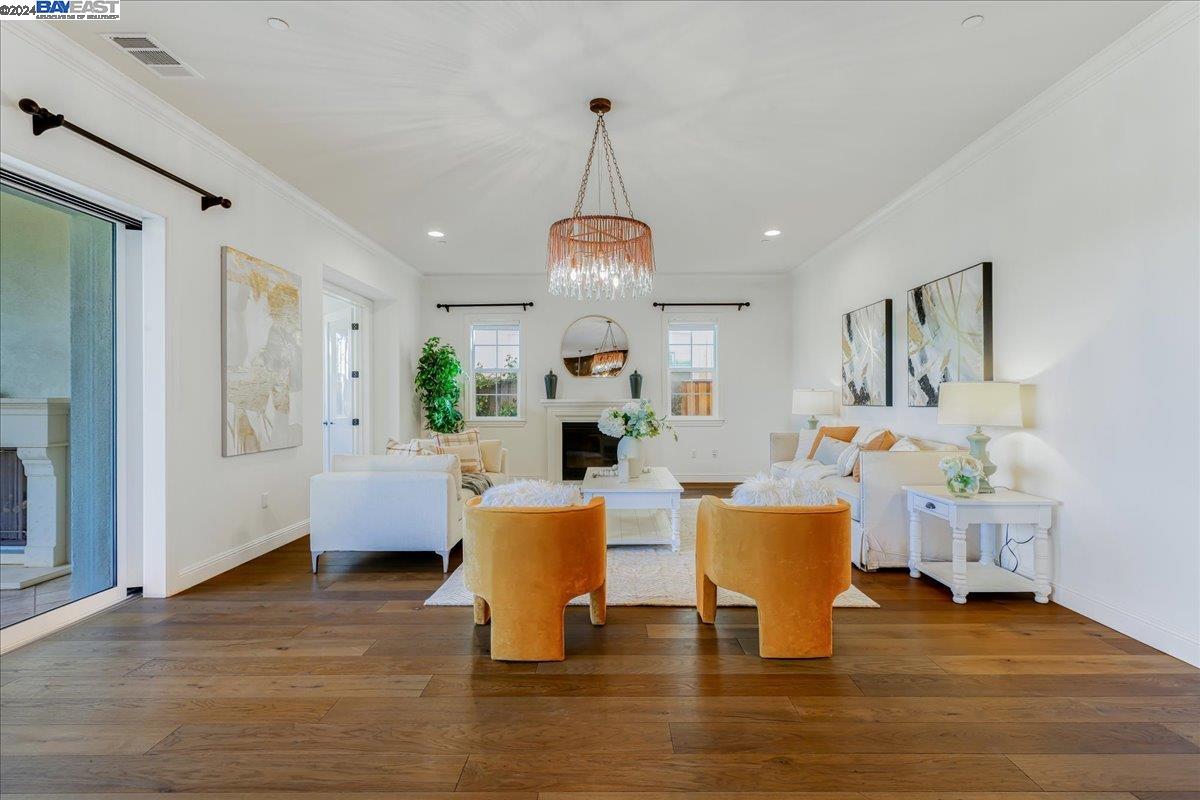 6081 Laurelspur Loop