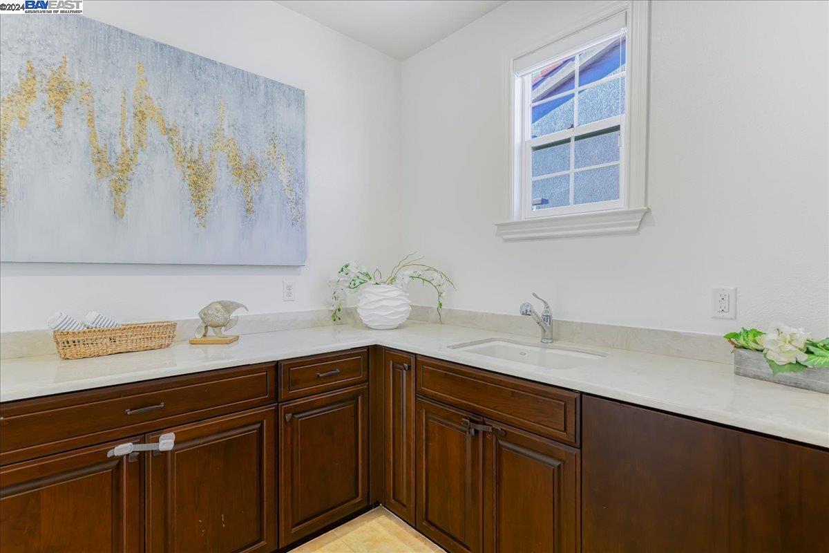 6081 Laurelspur Loop