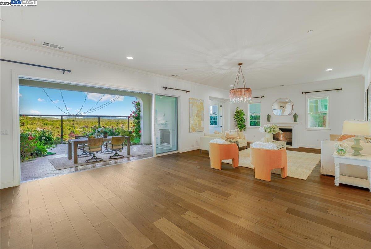 6081 Laurelspur Loop