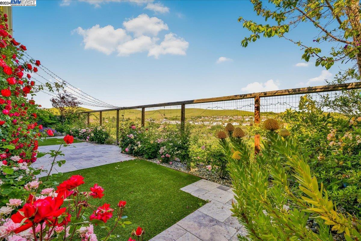 6081 Laurelspur Loop