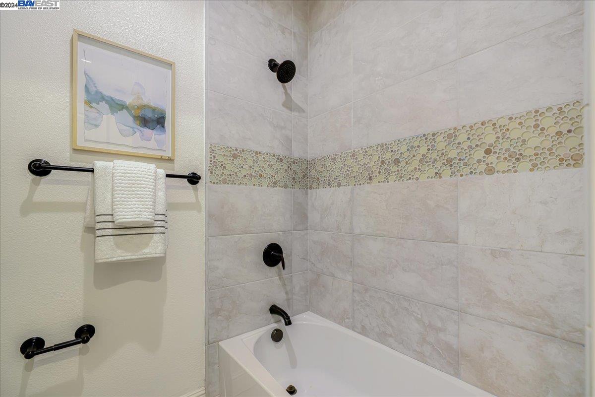 6081 Laurelspur Loop