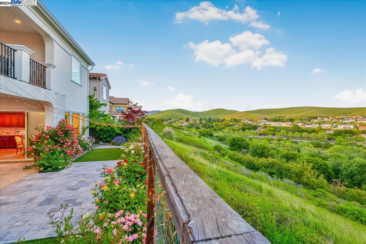 6081 Laurelspur Loop